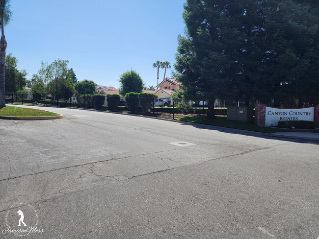 Foto del edificio - Canyon Country Estates Home