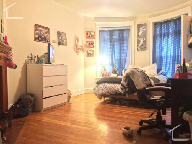 Building Photo - Spacious Four Bed Right in Washington Square