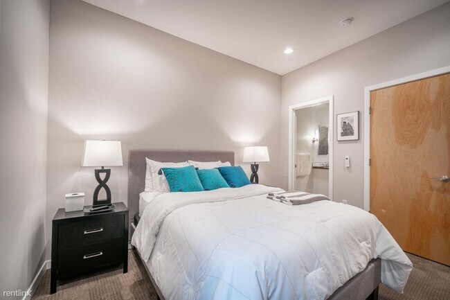 Building Photo - 2 br, 2 bath Condo - 3600 Central Ave SE