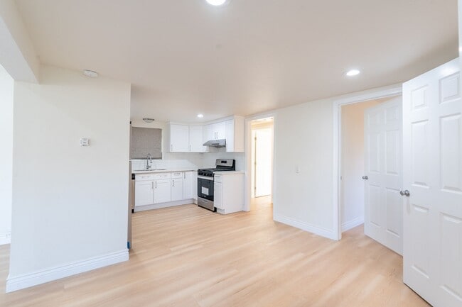 Building Photo - Upgraded 2 bedroom with yard! Lovely Amenties