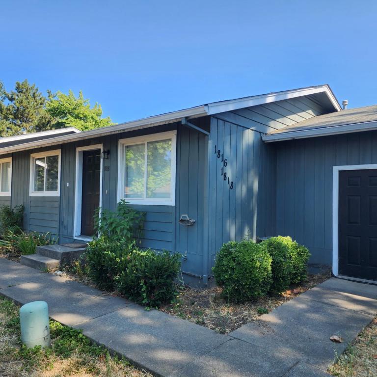 Foto principal - 1818 NE D St