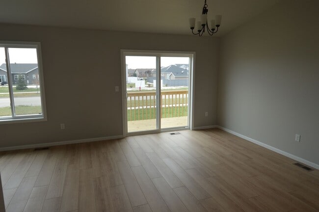 Building Photo - BRAND NEW!!! 4 bed 2 bath Townhome for ren...