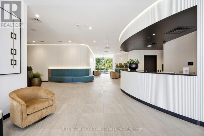 Building Photo - 689 The Queensway