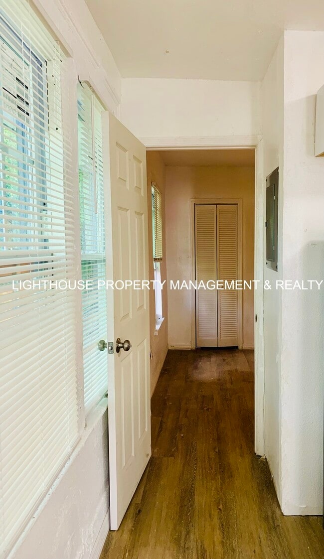 Building Photo - Renovated 1 Bed/1 Bath Duplex with Fenced ...