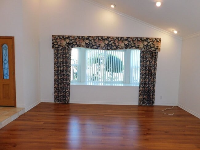 Building Photo - Spacious 4 bedroom 2.5 bath two soty house...