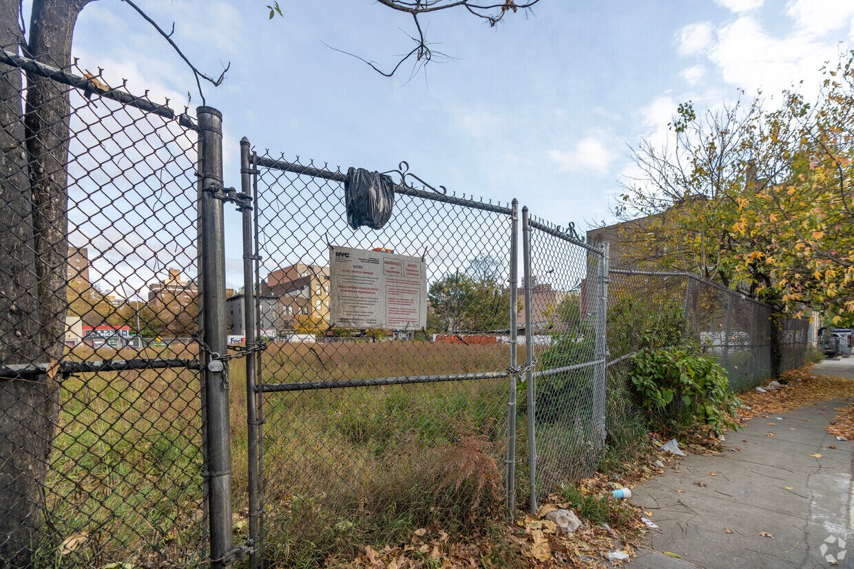 Building Photo - 49 Chester St