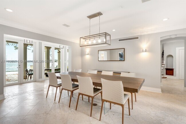 Building Photo - 11 E Rivo Alto Dr