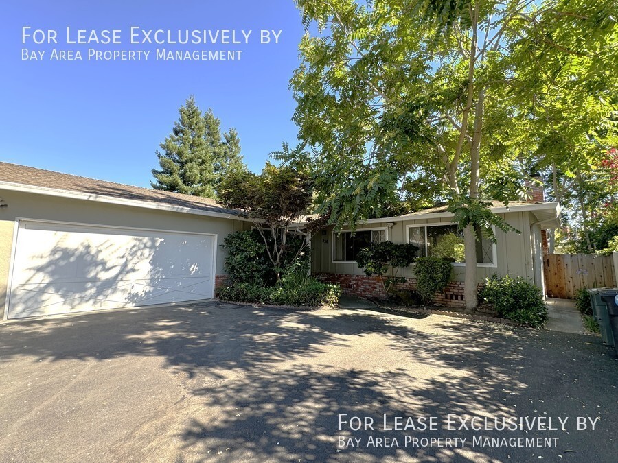 Primary Photo - Beautiful and Large 3BR/2BA Duplex with ga...