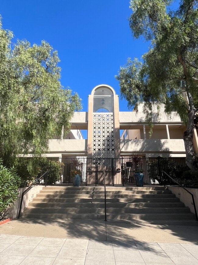 Building Photo - Casa Linda Apartments