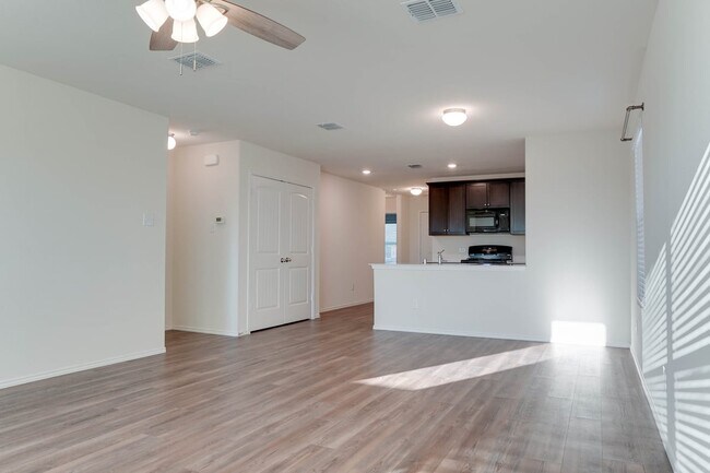 Foto del edificio - 5553 McClelland St