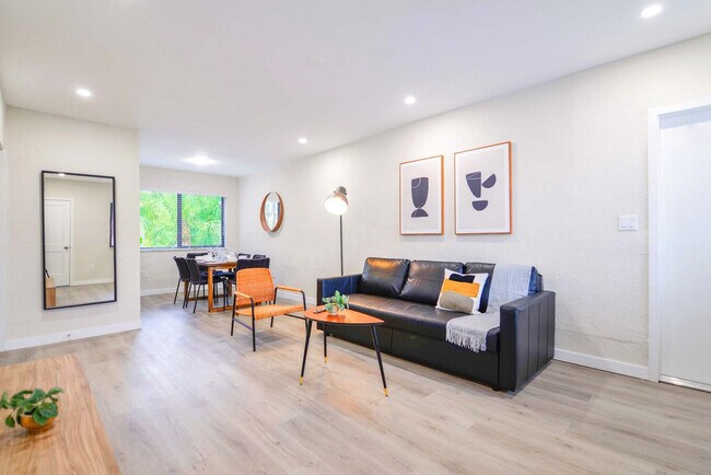 Building Photo - 700 SW 11th Ave