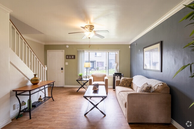 2HAB, 1BA - 830 ft² - Wyvernwood Garden Apartments