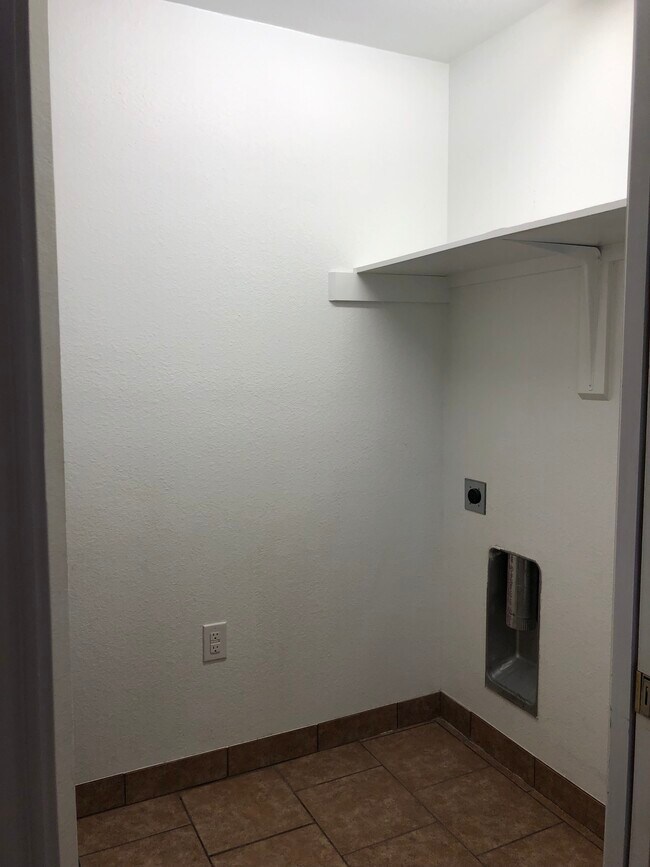 Laundry Room - 112 N Avenue O