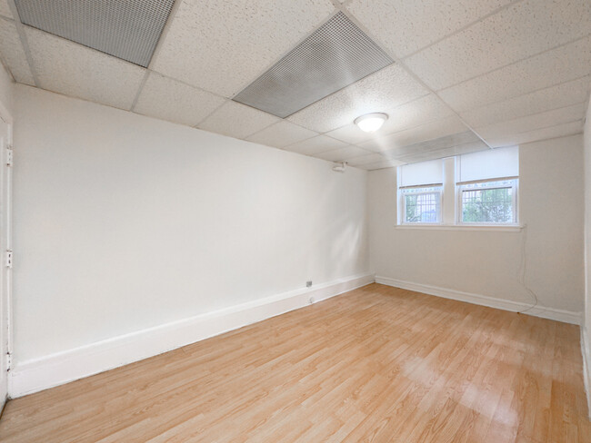 Building Photo - 2830 N Burling St