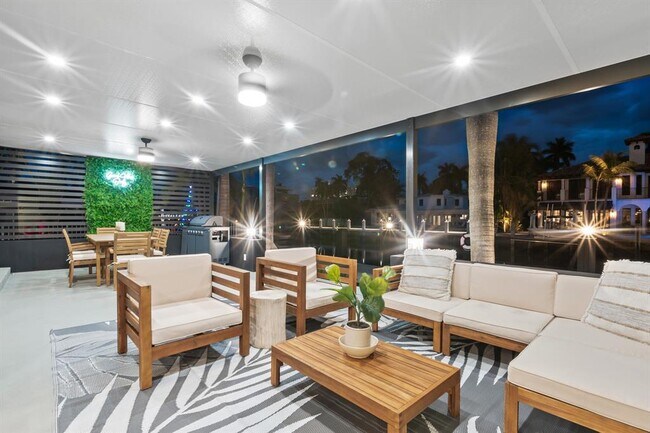 Building Photo - 516 Royal Plaza Dr