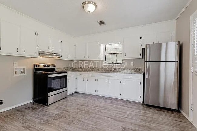 Building Photo - 700 Kester St