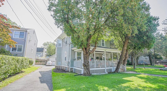 Foto del edificio - 240 Flax Hill Rd