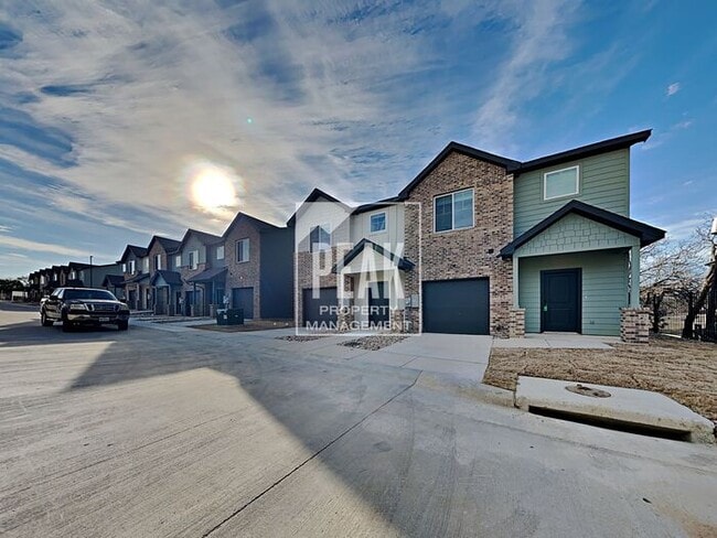 Foto del edificio - $1599! 3 Bed/2.5 Bath Townhome with a FRIDGE PROVIDED!