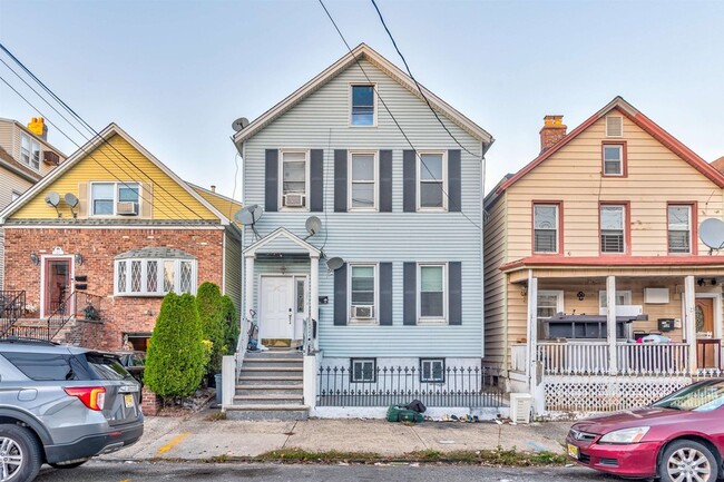 Photo - 25 W 10th St House