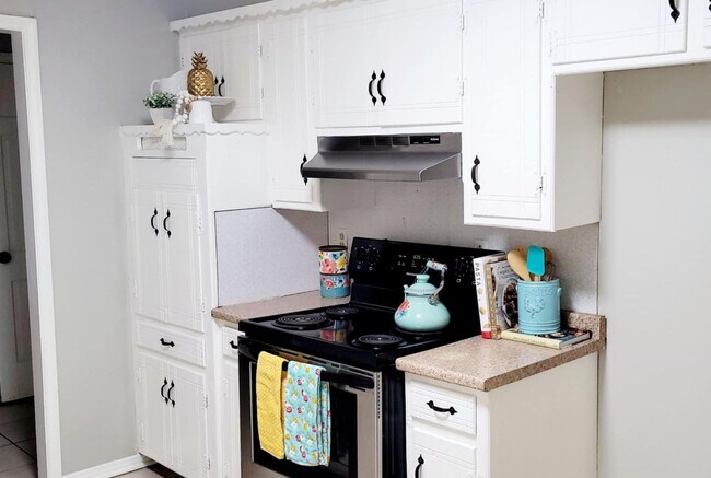 Foto del edificio - 3 bed room home for rent in Moore!  2 baths, 2 car garage with fenced yard near Santa Fe and SW 4...