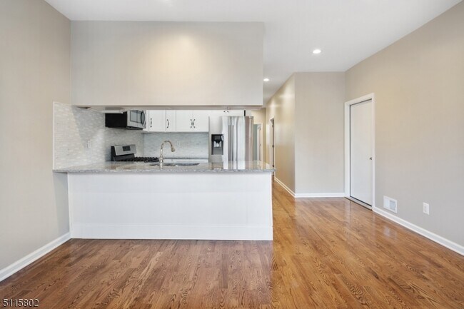Building Photo - 210 Garside St