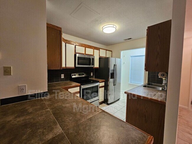 Foto del edificio - 802 Selwyn Oaks Ct