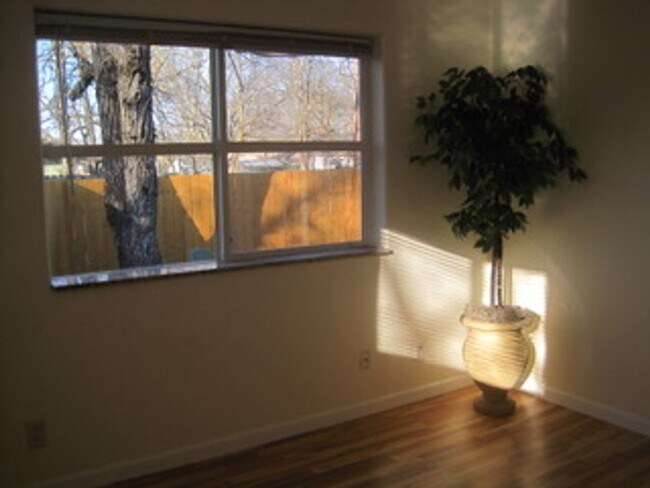 Foto del edificio - Cute cottage near Downtown Talent! | Available Now