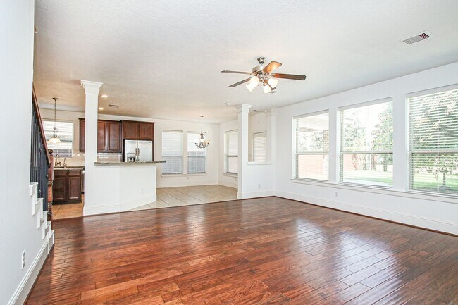 Building Photo - 5 Bedroom House in Gated Golf Course Commu...