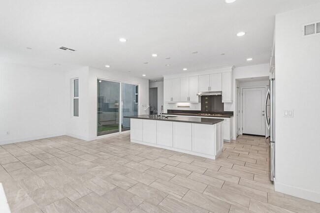 Building Photo - 3 Bedroom + Loft for Lease GREAT PARK LOCA...