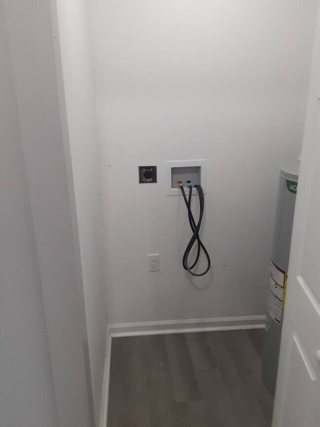 Foto del edificio - LEASING SPECIAL - MOVE IN BY 1/1/2026 AND RECEIVE 2ND MONTH OF RENT FREE Charming updated 2 br 1 ...