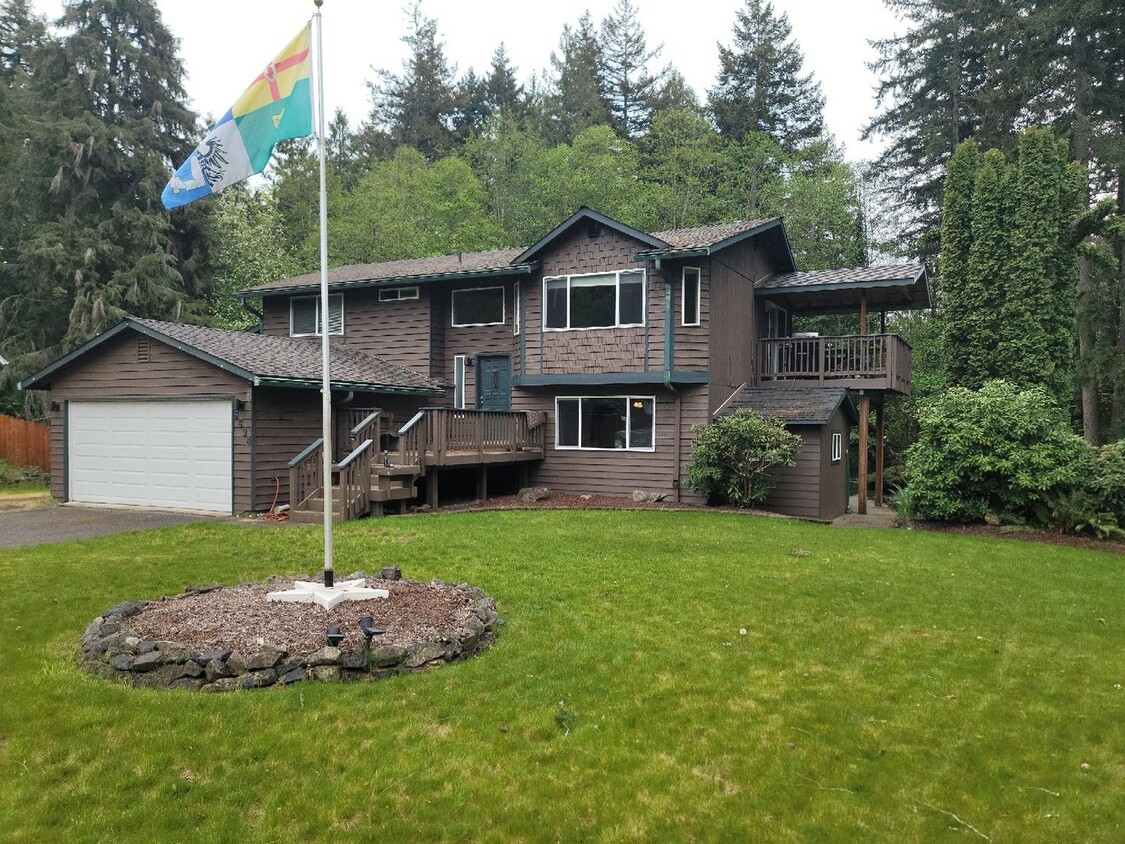 Foto principal - 3 Bedroom Home in Convenient Central Kitsa...