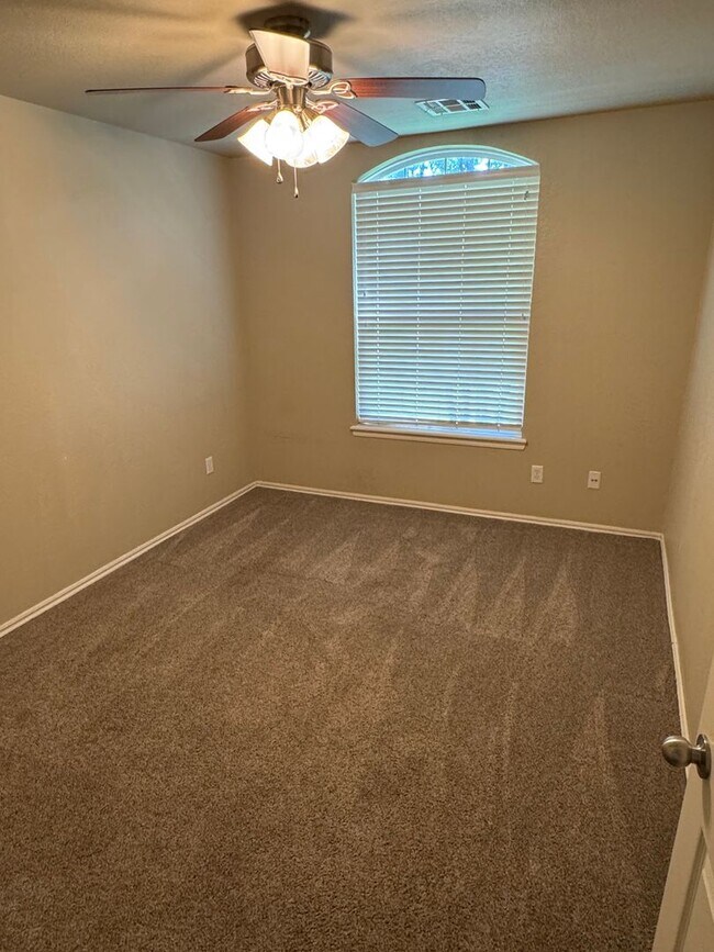 Building Photo - 1629 Creekside Ln
