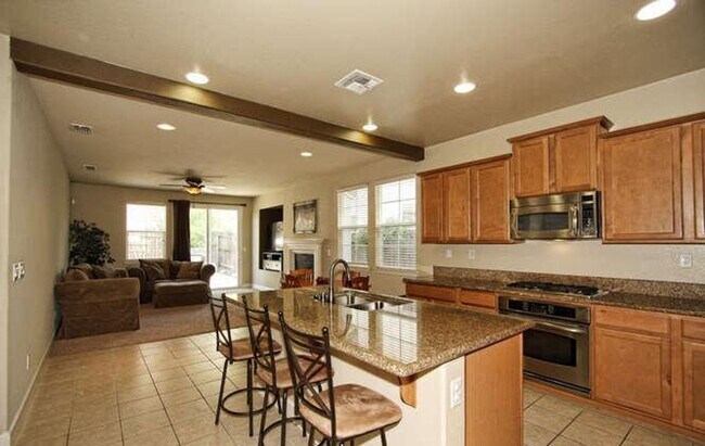 Foto del edificio - Woodlake Village Gated: 3 Bedroom, 2 Bathr...