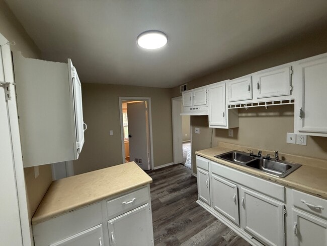 Building Photo - 5636 Drake Ave