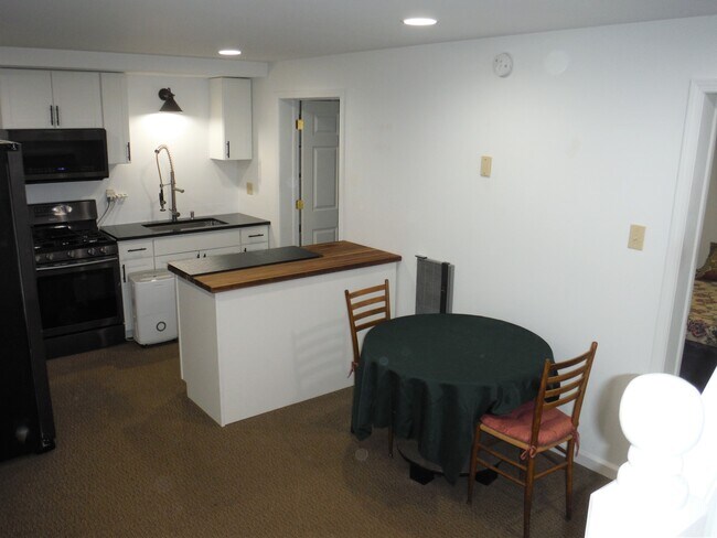 Foto del edificio - 646 Howe Rd
