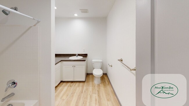 Building Photo - RENT SPECIAL FOR 2 MONTHS!