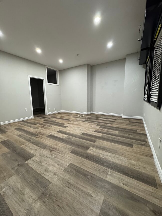 Building Photo - Renovated 1 bedroom