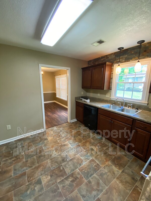 Building Photo - 210 Locksley Dr