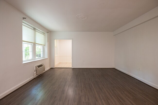 Foto del edificio - 3051 Idaho Ave NW