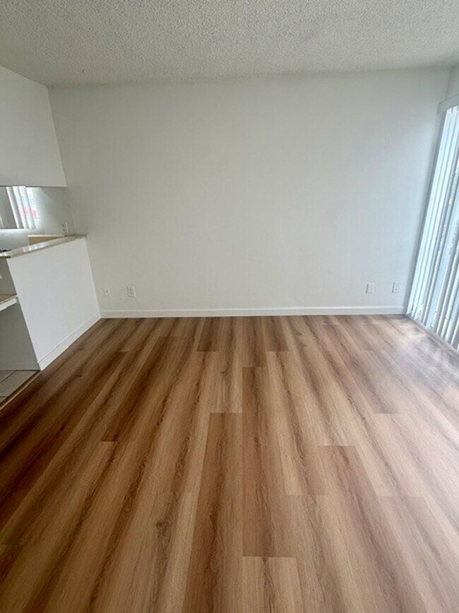 Foto del edificio - 3637 E 8th St