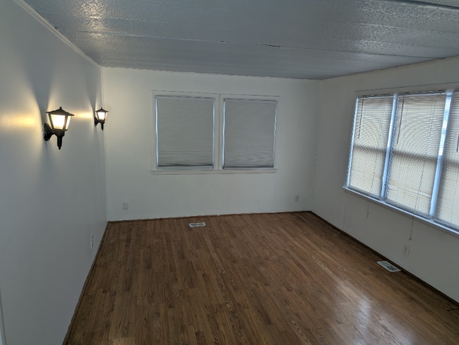 Foto del edificio - 10553 Waller Rd