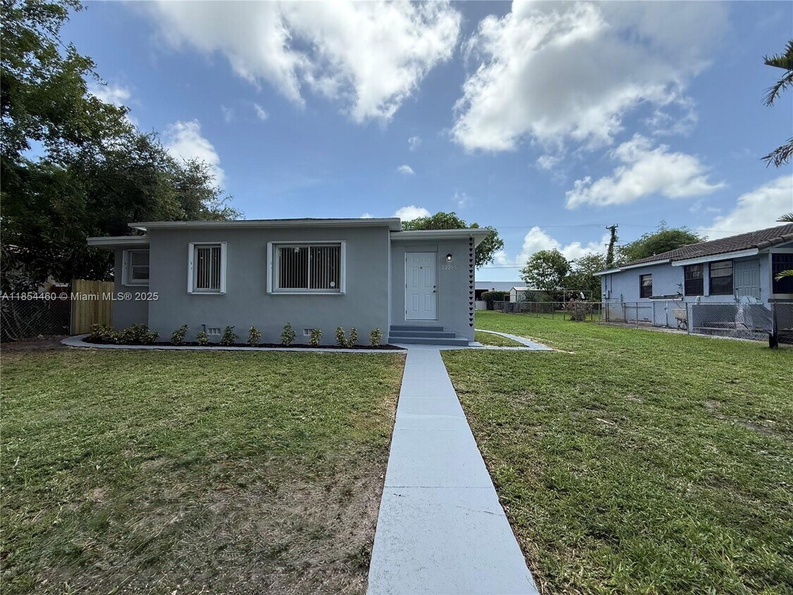 Foto principal - 12235 NE 12th Pl
