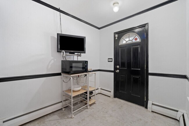 Building Photo - 3 Bed 1 Bath Home for Rent in Norfolk