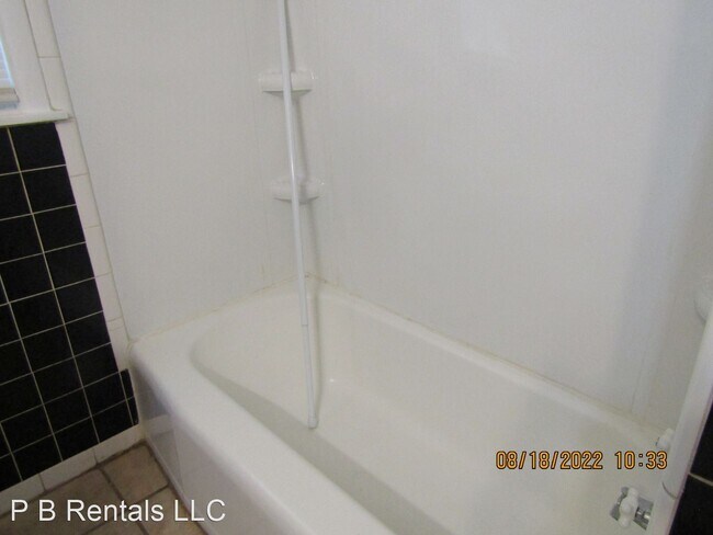 Building Photo - 3 br, 1 bath House - 3810 NW Bell Avenue