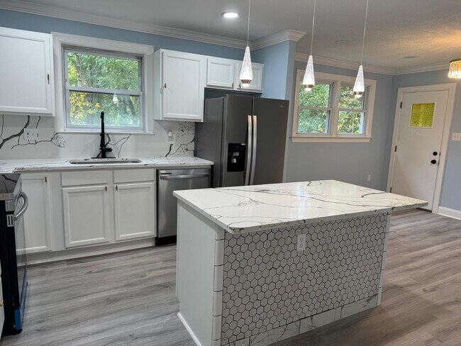 Building Photo - 2116 Trafalgar Dr