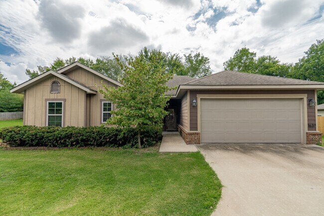 Building Photo - Beautiful 4-bedroom 2 bath Home in Fayette...