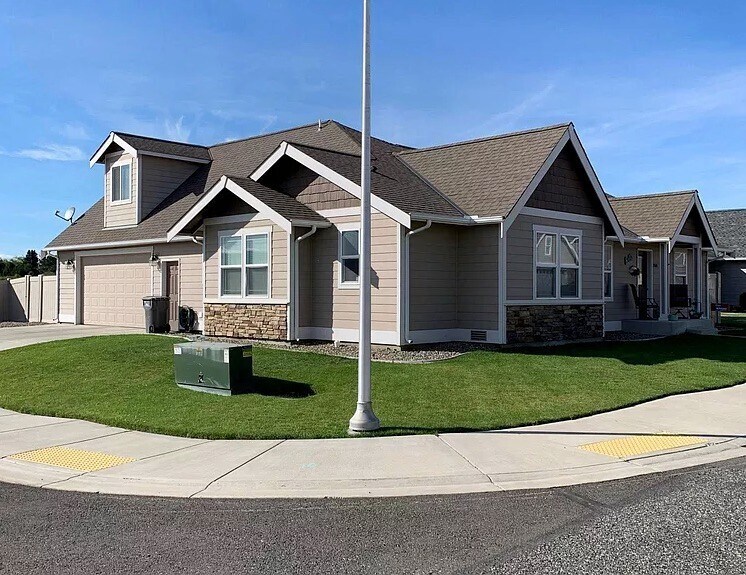 Primary Photo - Beautiful Upgraded 4 Bedroom Home on Corne...