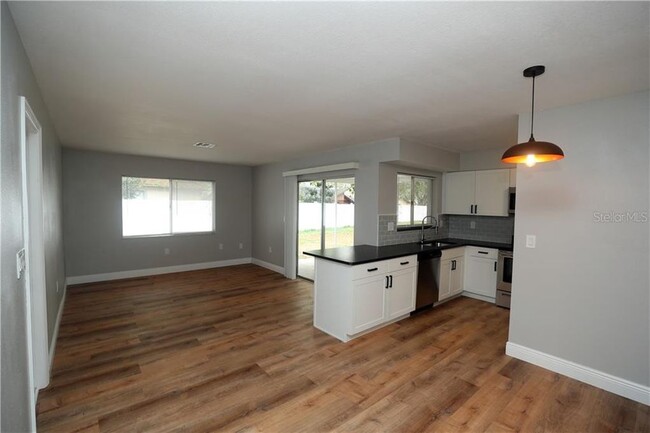 Building Photo - 1643 W Orangecrest Ave