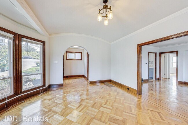 Building Photo - 3 br, 2 bath House - 785 Mangels Ave
