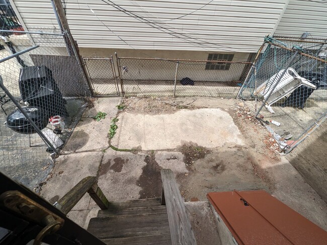 Building Photo - Large Home - West Philadelphia